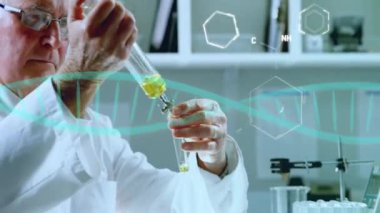 DNA iplikçiklerinin animasyonu, laboratuardaki beyaz erkek bilim adamı üzerinde bilimsel veri işleme. Küresel bilim, bağlantılar, hesaplama ve veri işleme kavramı dijital olarak oluşturulmuş video.