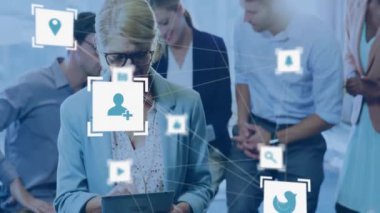 Ofisteki çeşitli iş adamlarının simgeleriyle bağlantı ağının animasyonu. Küresel finans, iş, bağlantılar, hesaplama ve veri işleme kavramı dijital olarak oluşturulmuş video.