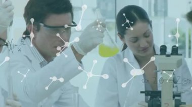 Laboratuvardaki çeşitli bilim adamları üzerinde bilimsel veri işleme ve moleküllerinin animasyonu. Küresel bilim, bağlantılar, hesaplama ve veri işleme kavramı dijital olarak oluşturulmuş video.