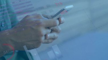 Beyaz adamın akıllı telefon kullanarak veri işleme animasyonu. Küresel teknoloji, bağlantılar, hesaplama ve veri işleme kavramı dijital olarak oluşturulmuş video.