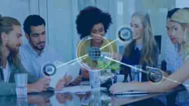 Ofisteki çeşitli iş adamlarının simgeleriyle bağlantı ağının animasyonu. Küresel finans, iş, bağlantılar, hesaplama ve veri işleme kavramı dijital olarak oluşturulmuş video.