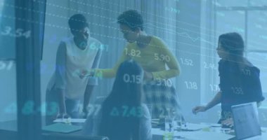Ofisteki çeşitli iş adamları üzerinde finansal veri işleme animasyonu. Küresel finans, iş, bağlantılar, hesaplama ve veri işleme kavramı dijital olarak oluşturulmuş video.