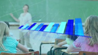 Veri işleme ve çeşitli okul öğrencilerinin sınıfta öğrenme üzerine diyagram animasyonu. Eğitim ve dijital arayüz kavramı dijital olarak oluşturulmuş video.