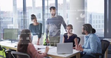 Ofisteki çeşitli iş adamları üzerinde finansal veri işleme animasyonu. Küresel finans, iş, bağlantılar, hesaplama ve veri işleme kavramı dijital olarak oluşturulmuş video.