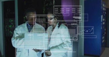 Bilgisayar sunucuları tarafından dizüstü bilgisayarı olan Afro-Amerikan erkek ve kadın üzerinde veri işleme animasyonu. Dijital olarak oluşturulmuş küresel bağlantılar, hesaplama ve veri işleme kavramı.