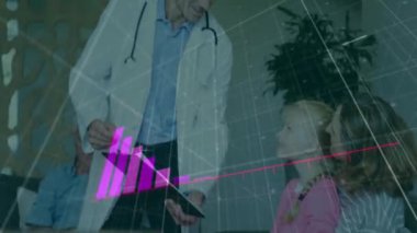 Kafkas erkek doktorların anne ve kız arasında konuştuğu diyagram animasyonu. Tıp ve dijital arayüz kavramı dijital olarak oluşturulmuş video.