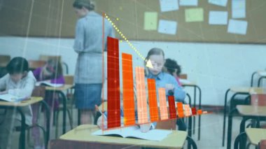 Veri işleme ve çeşitli okul öğrencilerinin sınıfta öğrenme üzerine diyagram animasyonu. Eğitim ve dijital arayüz kavramı dijital olarak oluşturulmuş video.