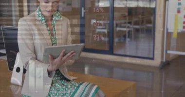 Tablet kullanan beyaz iş kadınının veri işleme ve diyagramlarının animasyonu. Teknoloji, iş ve dijital arayüz kavramı dijital olarak oluşturulmuş video.