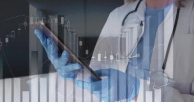 Tablet kullanan beyaz kadın doktor üzerinden finansal veri işleme animasyonu. Küresel tıp, işletme, bağlantılar, hesaplama ve veri işleme kavramı dijital olarak oluşturulmuş video.