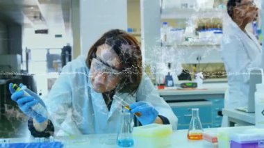 Kafkas kadın bilim adamının laboratuvarda bilimsel veri işleme animasyonu. Küresel bilim, veri işleme, bağlantılar, hesaplama ve veri işleme kavramı dijital olarak oluşturuldu.