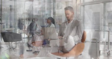 Genç erkek ve kadın profesyonellerin yoğun bir ofiste, banliyö banliyösü 4K 'dan geçerken görüntüsü