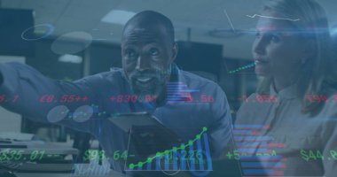 Çeşitli iş adamlarının konuştuğu finansal veri işleme görüntüsü. küresel iş, finans ve dijital arayüz kavramı dijital olarak oluşturulmuş görüntü.