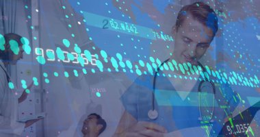 Hastanedeki raporları okuyan beyaz erkek sağlık görevlisinin veri işleme görüntüsü. Tıbbi sağlık ve teknoloji konsepti