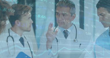 Kafkasyalı kıdemli bir meslektaşım çeşitli genç profesyonellere açıklama yapıyor. Tıbbi ortamdaki dijital veri projeksiyonları üzerinde tartışıyorlar.