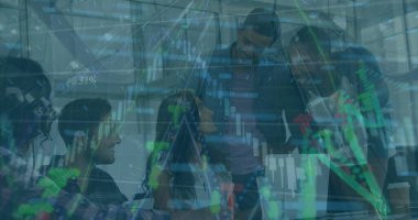 Ofiste dizüstü bilgisayarla tartışan çeşitli meslektaşlar hakkında finansal veri işleme resmi. Küresel finans ve iş teknolojisi kavramı