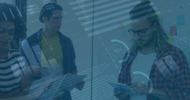 Muhtelif meslekdaşlar üzerinde istatistiksel veri işleme resmi ve ofiste görüşülen belgeler. İş veri teknolojisi kavramı