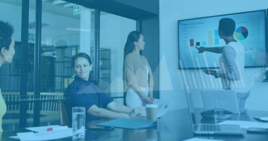 Afro-Amerikan bir kadının ofisinde sunum yapması üzerine veri işleme görüntüsü. Bilgisayar arayüzü ve iş veri teknolojisi kavramı