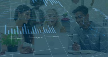 Ofiste iş tartışması yapan çeşitli meslektaşların mali veri işleme görüntüsü. Küresel iş, finans, hesaplama ve dijital arayüz kavramı dijital olarak oluşturuldu.