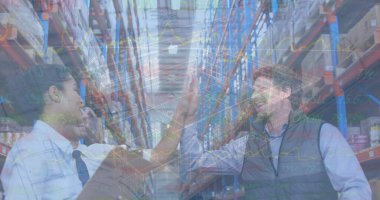 Erkekler ve depo üzerindeki bağlantıların görüntüsü. Küresel gönderim ve bağlantılar konsepti dijital olarak oluşturuldu.