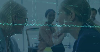 Kafkas iş kadınının başka bir iş kadınının kulağına fısıldadığı veri işleme görüntüsü. İş veri teknolojisi kavramı