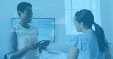 Ofiste dijital tablet üzerinde tartışan iki farklı kadının veri işleme görüntüsü. Bilgisayar arayüzü ve iş veri teknolojisi kavramı