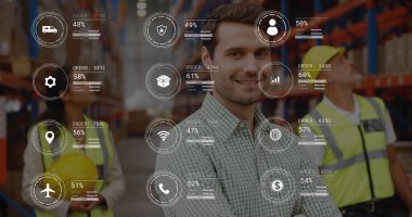 Depoda gülümseyen beyaz erkek yöneticinin portresine karşı veri işleme görüntüsü. Gelecekteki tedarik zinciri ve lojistik ağ işi kavramı