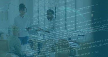 Ofiste çalışan çeşitli iş adamlarının finansal veri işleme görüntüsü. Küresel iş, finans ve dijital arayüz kavramı dijital olarak oluşturulmuş görüntü.