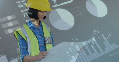 Tablet kullanan iki ırklı kadın mimarın finansal veri işleme görüntüsü. Dijital olarak oluşturulmuş görüntü üzerinde küresel iş, bağlantılar, hesaplama ve veri işleme.