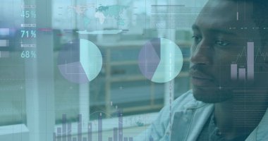 Ofisteki bilgisayarı kullanan Afro-Amerikan iş adamının finansal verileri ve grafikleri. ticari, finans, ekonomi ve teknoloji konsepti dijital olarak oluşturulmuş imaj.