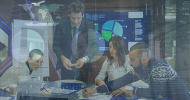 Ofisteki iş adamları üzerinde finansal veri işleme resmi. Küresel iş, finans, hesaplama, bağlantılar ve veri işleme kavramı dijital olarak oluşturuldu.