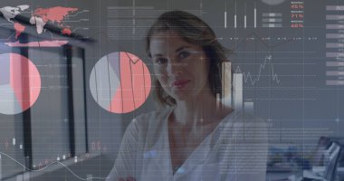 Kafkas iş kadınının ofisindeki finansal veri işleme görüntüsü. Küresel iş, bağlantılar, hesaplama, dijital arayüz ve dijital olarak oluşturulan veri işleme kavramı.