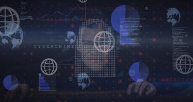 Veri işleme görüntüsü ve siyah arka plan üzerinden beyaz erkek hacker. Küresel iş ve dijital arayüz kavramı dijital olarak oluşturulmuş görüntü.