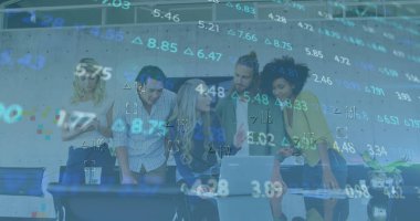 Bir dizüstü bilgisayar üzerinde tartışan bir grup meslektaşın borsa veri işleme görüntüsü. Küresel ekonomi ve iş teknolojisi kavramı