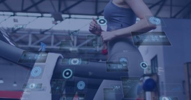 Koşu bandında koşan, spor salonunda egzersiz yapan bir kadının veri işleme görüntüsü. Küresel spor, fitness, hesaplama ve veri işleme kavramı dijital olarak oluşturulmuş görüntü.