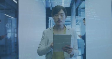 Ticaret kurulu görüntüsü, Asyalı kadının teknolojiyi kullanması ve ofis koridorunda yürümesi. Dijital bileşik, çoklu pozlama, borsa, iş dünyası, rapor ve yatırım kavramı.