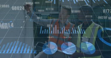 Çeşitli erkek işçilerin konuştuğu veri işleme görüntüsü. Küresel iş ve dijital arayüz kavramı dijital olarak oluşturulmuş görüntü.