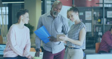 Çeşitli takımlar iş grafiklerini tartışıyor, genç stajyer tableti tutuyor. Gri tişört giyen Afro-Amerikan yönetici, pembe giyen olgun beyaz profesyonel.