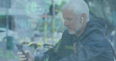 Akıllı telefon kullanan kıdemli beyaz adamın mali veri işleme görüntüsü. Küresel iş, finans ve dijital arayüz kavramı, dijital olarak oluşturulmuş görüntü.