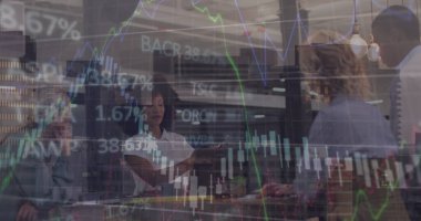 Değişik iş arkadaşlarının raporları tartışırken binayla ilgili resim ve grafikler. Dijital bileşik, çoklu pozlama, iş, borsa, ofis, takım çalışması ve teknoloji.