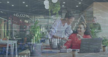 Ofisteki çeşitli iş adamlarıyla ilgili finansal veri işleme resmi. Küresel ağlar, hesaplama, iş, finans ve veri işleme kavramı dijital olarak oluşturuldu.