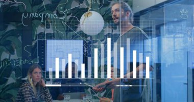 Ofisteki çeşitli iş adamlarıyla ilgili finansal veri işleme resmi. Küresel finans, iş, bağlantılar, hesaplama ve veri işleme kavramı dijital olarak oluşturuldu.