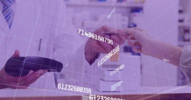 Ödeme terminalini kullanan adamın mali veri işleme görüntüsü. küresel çevrimiçi alışveriş, iş, finans, veri işleme ve dijital arayüz kavramı dijital olarak oluşturulmuş görüntü.