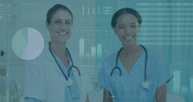 Çeşitli kadın doktor ve sağlık çalışanlarının hastanede tartıştığı veri işleme görüntüsü. Tıbbi sağlık ve iş verileri teknolojisi kavramı