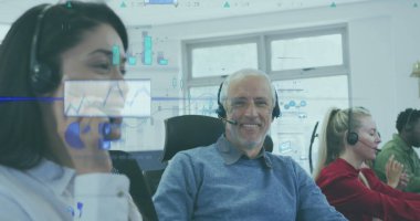 Ofisteki çeşitli iş adamlarıyla ilgili finansal veri işleme resmi. Küresel iş, finans, hesaplama ve veri işleme kavramı dijital olarak oluşturulmuş görüntü.