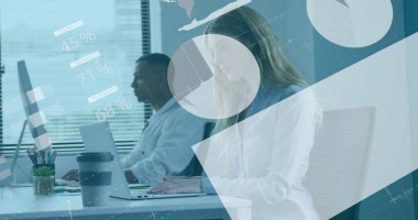 Ofiste dizüstü bilgisayar kullanan beyaz bir kadın hakkında istatistiksel veri işleme resmi. Bilgisayar arayüzü ve iş veri teknolojisi kavramı