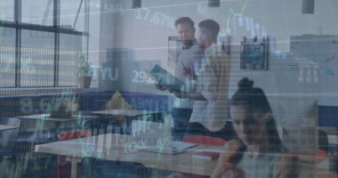 Ofisteki çeşitli iş adamlarıyla ilgili finansal veri işleme resmi. Küresel ağlar, hesaplama, iş, finans ve veri işleme kavramı dijital olarak oluşturuldu.