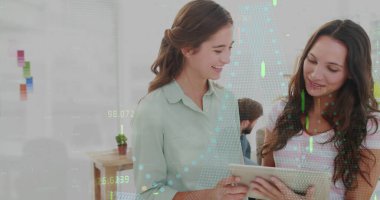 Tablet kullanan çeşitli iş kadınlarının finansal veri işleme görüntüsü. Dijital olarak oluşturulmuş görüntü üzerinde küresel iş, bağlantılar, hesaplama ve veri işleme.