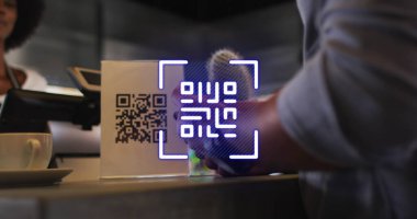 Çift ırklı bir adamın cafe 'de akıllı bir sesle ödeme yapması üzerine QR kodu görüntüsü. Küresel iş ve dijital arayüz kavramı dijital olarak oluşturulmuş görüntü.
