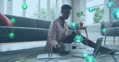 Afrikalı Amerikalı kadınların öğrenmesi üzerine simgelerle olan bağlantıların görüntüsü. küresel iş ve dijital arayüz kavramı dijital olarak oluşturulmuş görüntü.