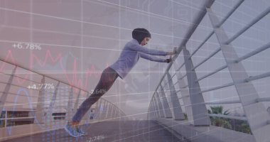 Yaya köprüsünde uzanan tesettürlü, melez bir kadının üzerinde grafikler ve çember oluşturun. Dijital bileşik, çoklu pozlama, rapor, iş, teknoloji, veri, egzersiz, fitness kavramı.